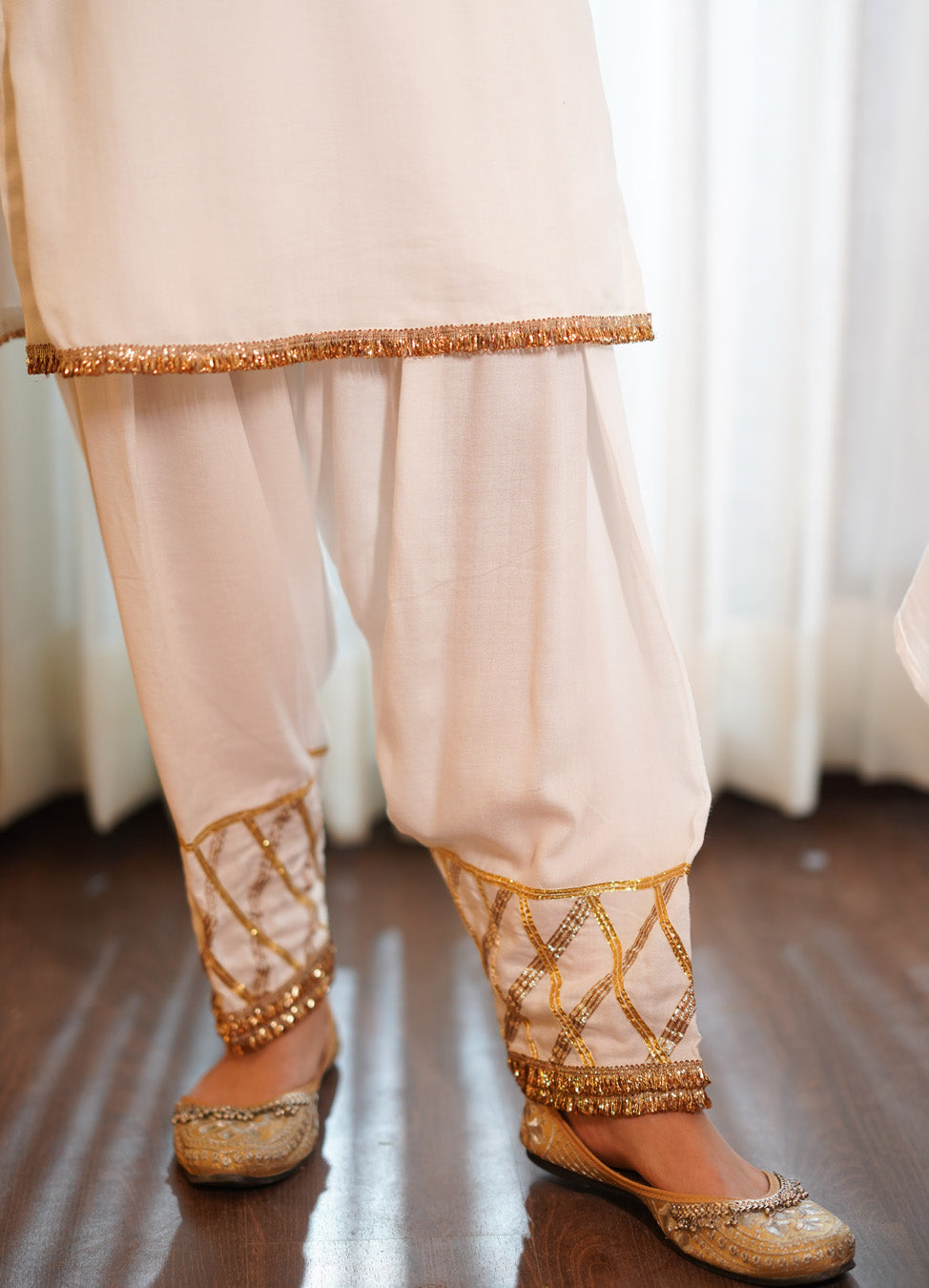 White Moss Crepe Kurta Salwar Set With Potli Bag