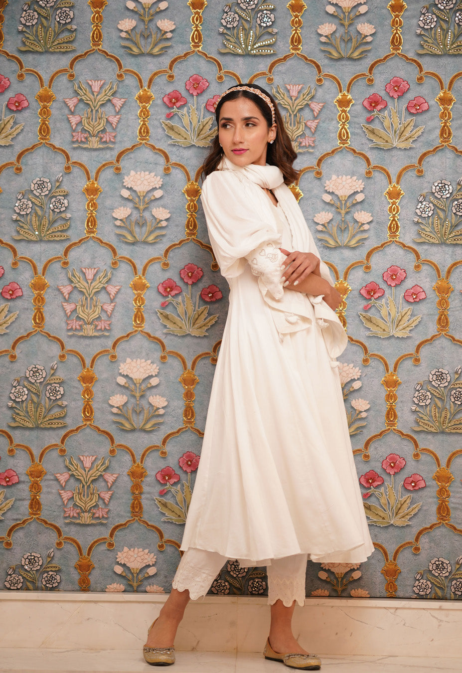 White Moss Crepe Puff Sleeve Kurta Pant With Stole